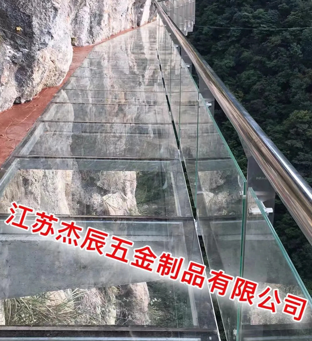 杰辰五金又一玻璃棧道工程